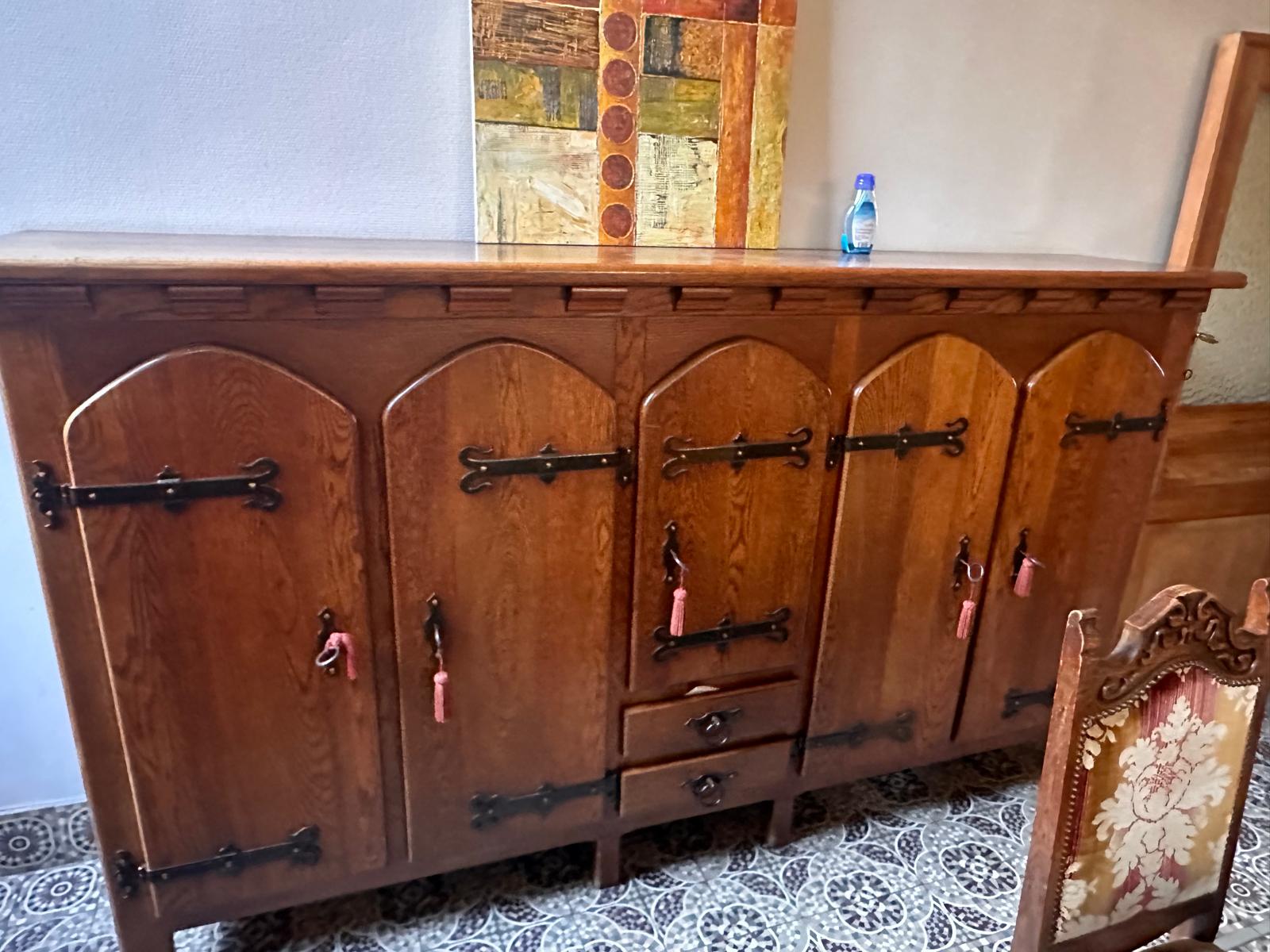 Meuble ancien évalué lors d'un vide maison - rachat d'antiquités Bruxelles